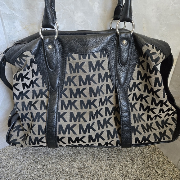 Michael Kors Black and Tan Shoulder Bag with Classic Design - Picture 4 of 12